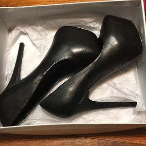 Black Steve Madden pump - great condtion